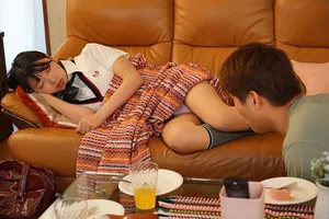 Chàng trai trộm nhìn quần lót con ghệ bồ đang ngủ thì bị phát hiện