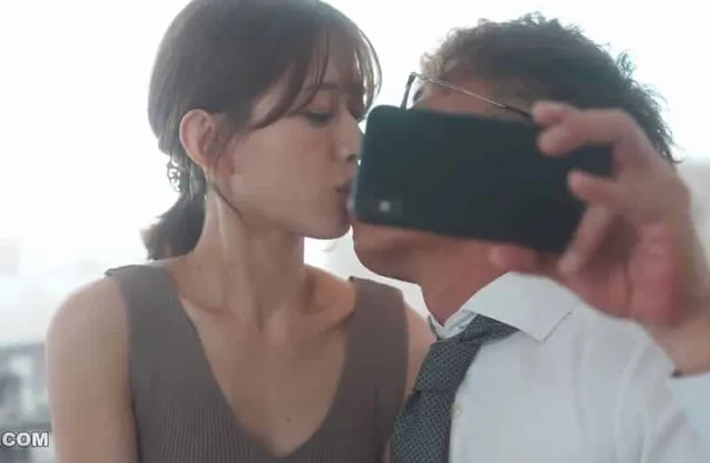 Thấy cô vợ hơi lạ, anh xã xem điện thoại người vợ và thấy cảnh trả bài với tiền bối của mình